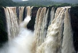 ಭೋರ್ಗರೆಯುತ್ತಿರುವ ಜೋಗ: ಈ ದೃಶ್ಯ ರುದ್ರ ರಮಣೀಯ..