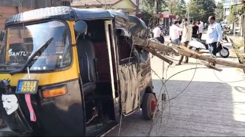 An electric pole broke on a moving rickshaw!