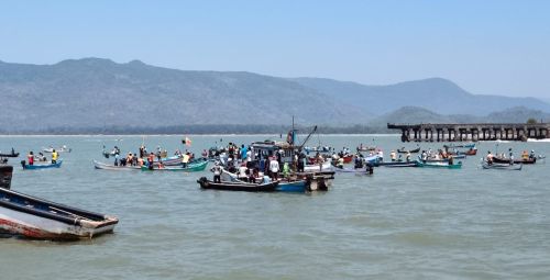 Boat training in the deep sea Fishermen protest despite the ban!