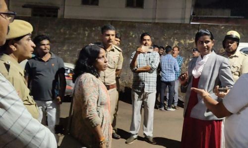 KAS officer listens to protester's plea Temporary halt to late-night protest!
