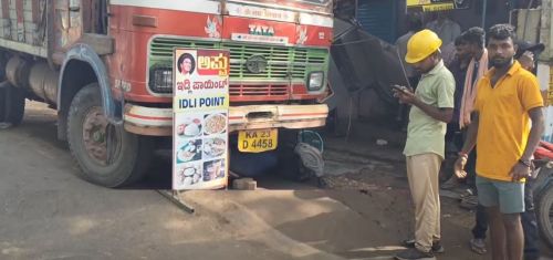 Lorry hits Idli cafe Two vehicles damaged!