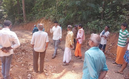 ಭೂ ಕುಸಿತದ ಜೊತೆ ರಸ್ತೆ ಕಡಿತ: ಜನ ಕರೆದರೂ ಸಮಸ್ಯೆ ಆಲಿಸಲು ಬಾರದ ಶಾಸಕ!