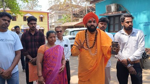 Swamiji protests in front of the police station!