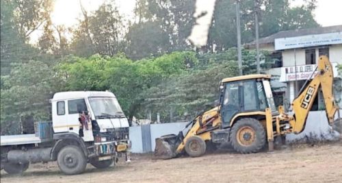 That's a JCB digging the soil.. This is a lorry carrying iron A hawker is bluffing the police!