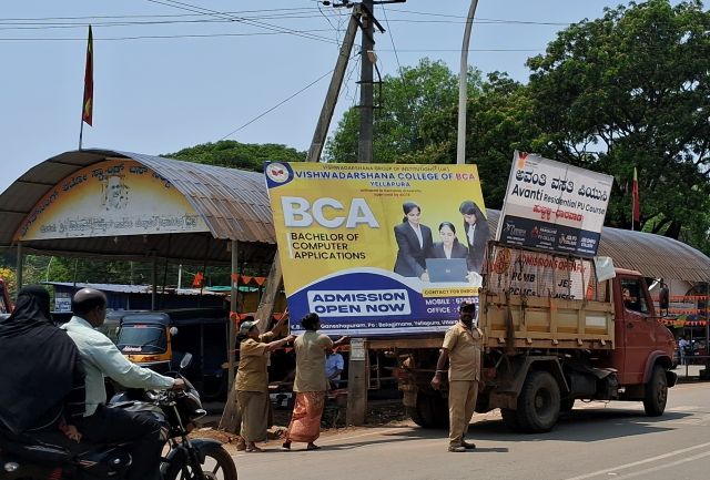 Scissors experiment for Pukkatte campaign A picture parade of female students in a garbage truck!