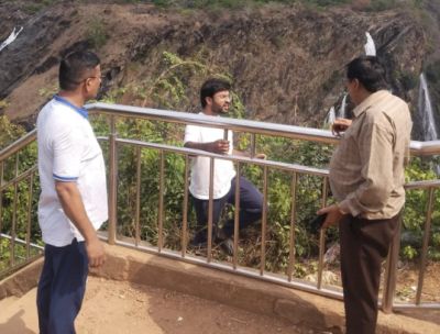 Selfie craze during jogging Additional District Magistrate warns those in danger!