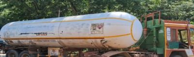 Gas tanker that ran off the road Driver suffers heart attack!
