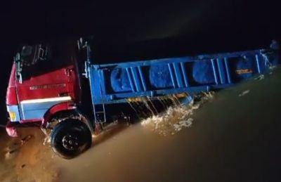 Illegal sand: Beat police complaint against the tipper that fell into the river!