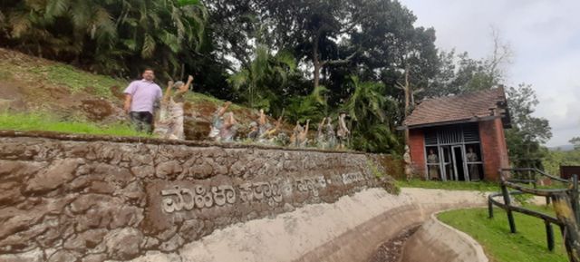 The arrangement of the Women's Satyagraha Memorial... a complete mess!
