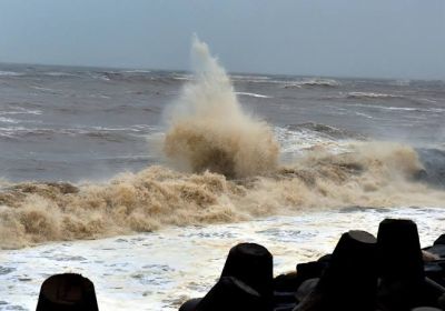 A giant wave in the Arabian Sea!