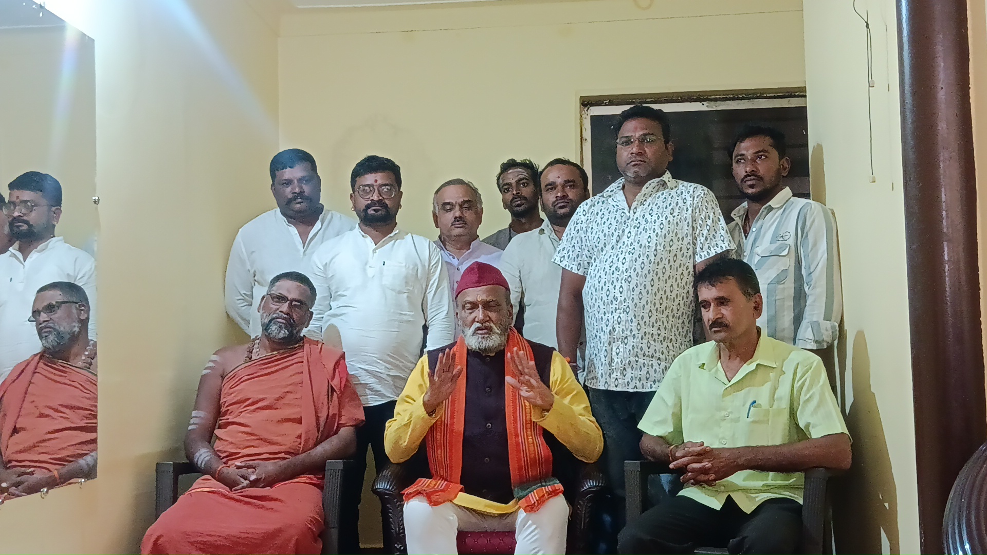 ಕಾಳಮ್ಮನಗರದ ರಂಜಿತಾ ಮನೆಗೆ ಪ್ರಮೋದ ಮುತಾಲಿಕ ಭೇಟಿ: ಕಾಂಗ್ರೆಸ್ ಸರ್ಕಾರದ ವಿರುದ್ಧ ತೀವ್ರ ವಾಗ್ದಾಳಿ