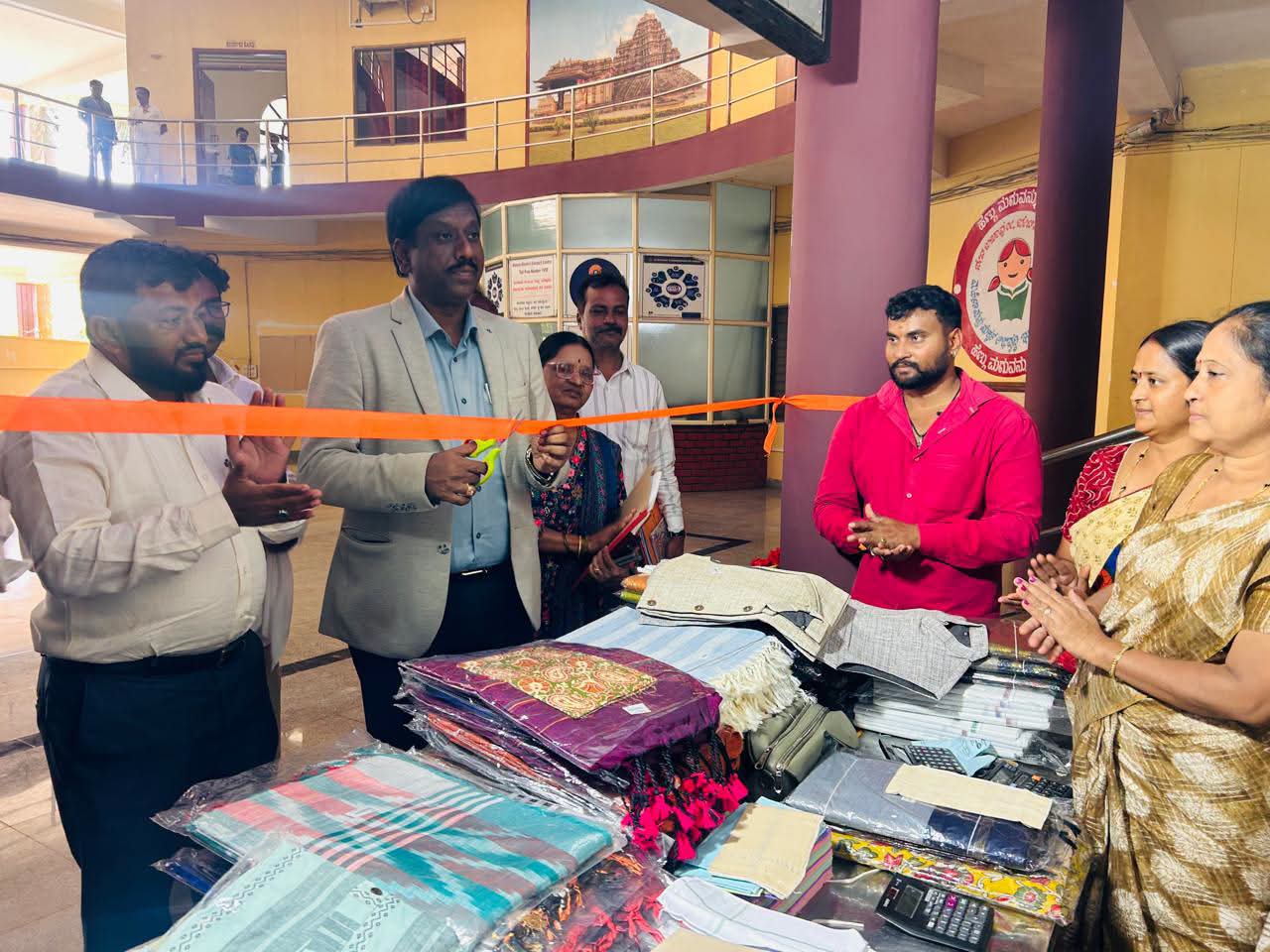 ಗಾಂಧೀಜಿ ಜಯಂತಿಗೆ ಹಾವೇರಿಯಲ್ಲಿ ಖಾದಿ ಮಳಿಗೆ