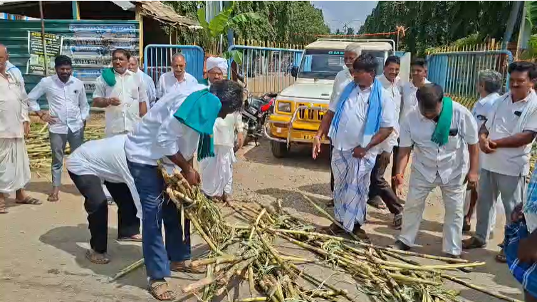 ರಾಜ್ಯ ಹೆದ್ದಾರಿಗೆ ಕಬ್ಬು ಸುರಿದ ರೈತರು