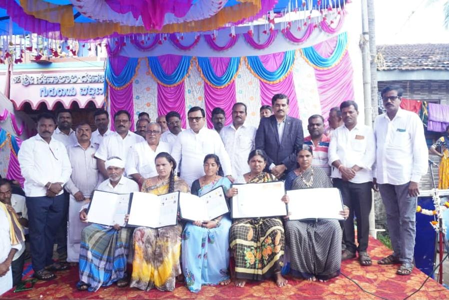 ಗುರುರಾಯಪಟ್ಟಣದ 150 ಕುಟುಂಬಗಳಿಗೆ ಶಾಶ್ವತ ಮನೆ ಮಾಲಿಕತ್ವ: ಹಕ್ಕುಪತ್ರ ವಿತರಿಸಿದ ಶಾಸಕ ಮಾನೆ ಶ್ರೀನಿವಾಸ