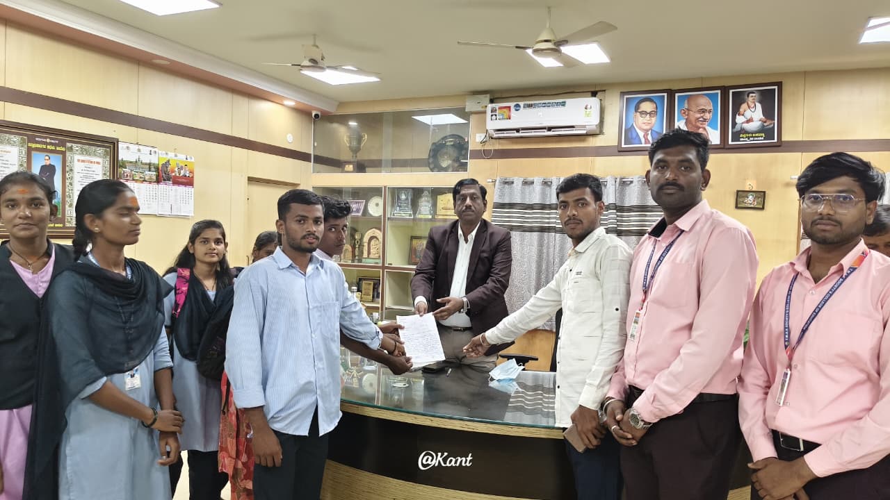 ಶಾಲಾ-ಕಾಲೇಜು ಸಮಯಕ್ಕೆ ಬಾರದ ಬಸ್: ಹೆಚ್ಚುವರಿ ಬಸ್‌ಗೆ ಆಗ್ರಹಿಸಿ ದೇವಗಿರಿಯಲ್ಲಿ ವಿದ್ಯಾರ್ಥಿಗಳ ಧಿಡೀರ್ ಪ್ರತಿಭಟನೆ