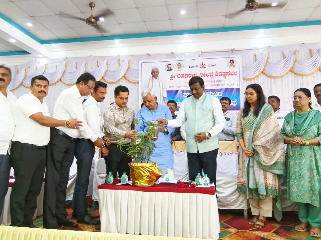 ಅಧಿಕಾರಿಗಳು ಜನರ ಸಮಸ್ಯೆ ಆಲಿಸಬೇಕು: ಶಿವಣ್ಣನವರ