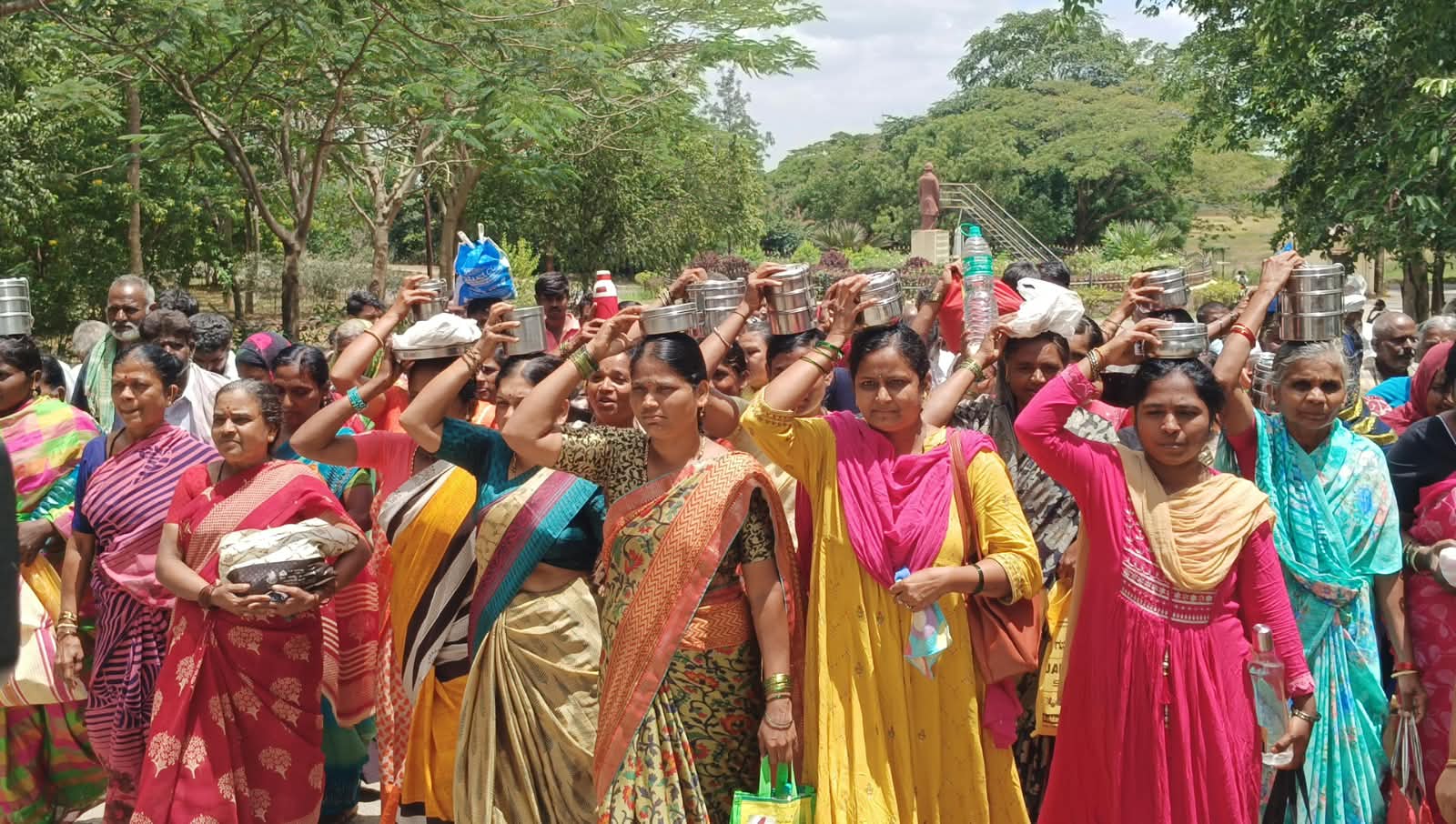 ಮನೆ ಹಕ್ಕುಪತ್ರಕ್ಕಾಗಿ ರೊಟ್ಟಿ ಬುತ್ತಿ ಪ್ರತಿಭಟನೆ!