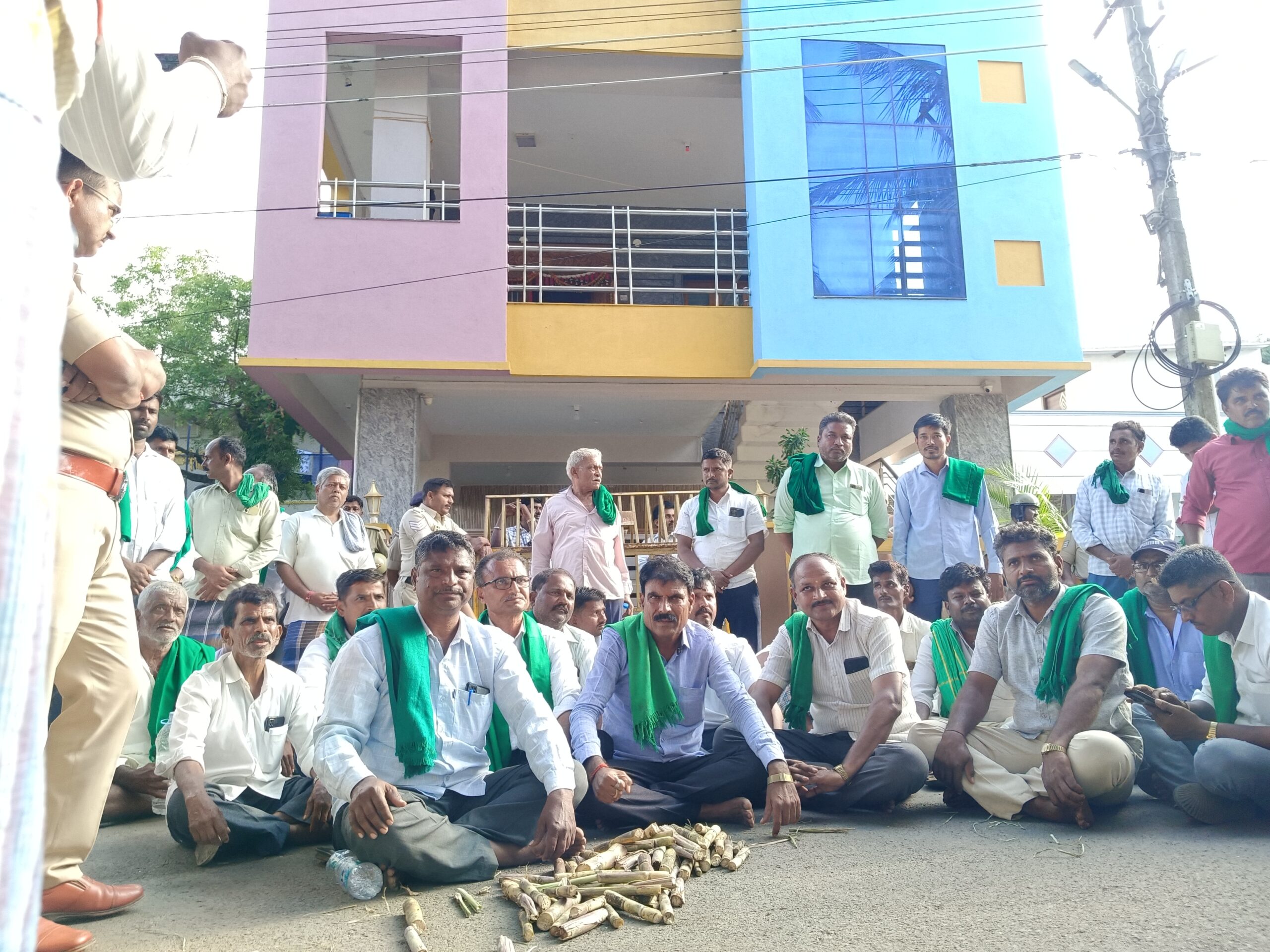 ಹಾವೇರಿ : ಸಚಿವರ ಮನೆ ಮುಂದೆ ಕಬ್ಬು ಸುರಿದು ಪ್ರತಿಭಟನೆ